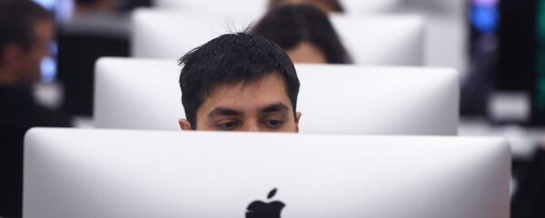 Пользователь у компьютера - Sputnik Армения