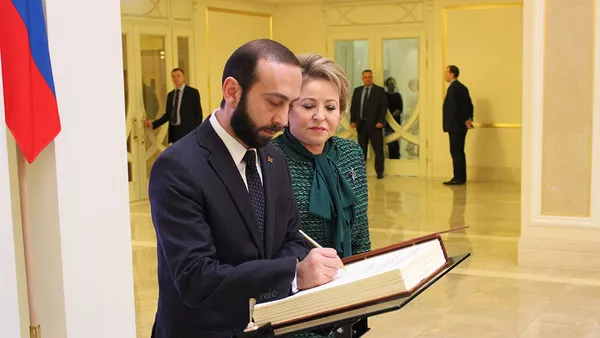 Встреча спикера парламента Армении Арарата Мирзояна с председателем Совета Федерации России Валентиной Матвиенко (25 февраля 2019). Москвa - Sputnik Армения