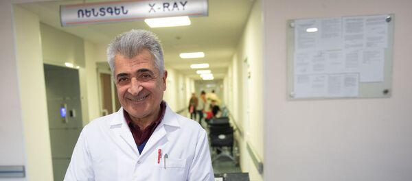 Руководитель Ереванского центра реконструкции и удлинения конечностей, травматолог-ортопед, доктор медицинских наук, профессор Аршак Мирзоян - Sputnik Армения