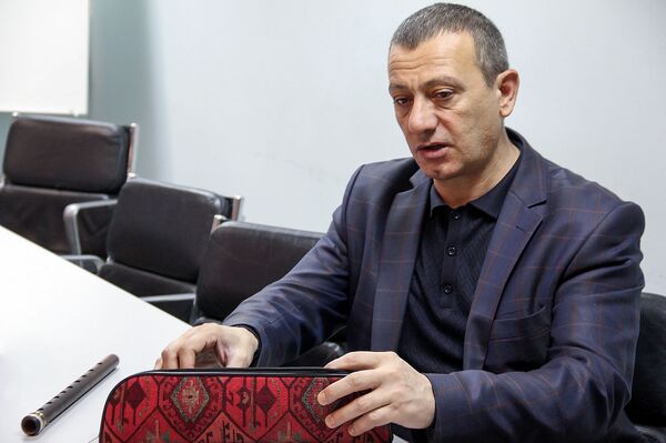 Играющий в темноте Гегам Оганян: армянский дудукист срывает аншлаги - Sputnik Армения