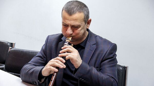 Играющий в темноте Гегам Оганян: армянский дудукист срывает аншлаги - Sputnik Армения