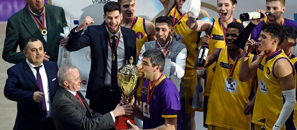Победители первого кубка ЕАЭС по баскеболу Урарту Виваро (Еревaн) получают кубок от посла России Сергея Копыркина (26 февраля 2019). Еревaн Победители первого кубка ЕАЭС по баскеболу Урарту Виваро (Еревaн) получают кубок от посла России Сергея Копыркина (26 февраля 2019). Еревaн - Sputnik Արմենիա