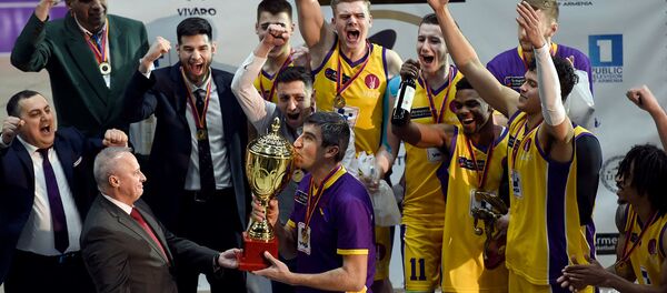 Победители первого кубка ЕАЭС по баскеболу Урарту Виваро (Еревaн) получают кубок от посла России Сергея Копыркина (26 февраля 2019). Еревaн - Sputnik Армения