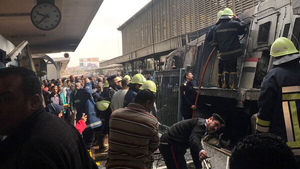 Спасатели на месте после пожара на главной железнодорожной станции в Каире (27 февраля 2019). Египет - Sputnik Արմենիա