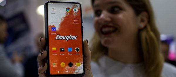 Девушка с новой моделью телефона Energizer Power Max P18K Pop с батареей 18 000 мАч на выставке MWC (26 февраля 2019). Барселона - Sputnik Արմենիա