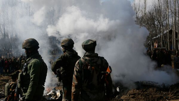 Солдаты индийской армии стоят возле обломков индийского самолета, разбитого в районе Буджам (27 февраля 2019). Кашмир - Sputnik Армения