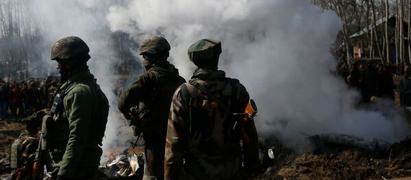 Солдаты индийской армии стоят возле обломков индийского самолета, разбитого в районе Буджам (27 февраля 2019). Кашмир - Sputnik Армения