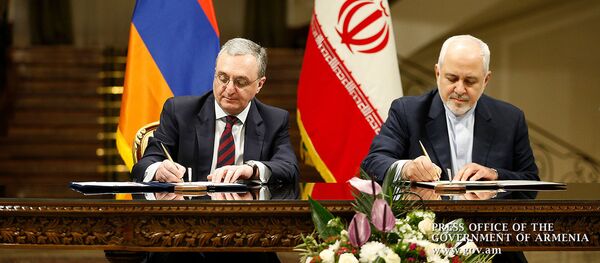 Главы МИД Армении и Ирана Зограб Мнацаканян и Мохаммад Джавад Зариф подписывают меморандум о сотрудничестве (27 февраля 2019). Тегеран - Sputnik Արմենիա
