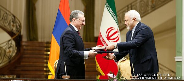 Главы МИД Армении и Ирана Зограб Мнацаканян и Мохаммад Джавад Зариф подписывают меморандум о сотрудничестве (27 февраля 2019). Тегеран - Sputnik Արմենիա