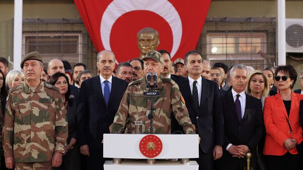 Президент Турции Реджеп Тайип Эрдоган в окружении армейских генералов обращается к турецким войскам у сирийской границы (1 апреля 2018). Рейханлы, Турция - Sputnik Армения