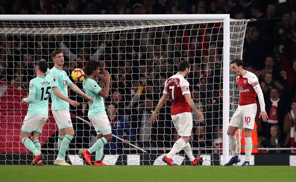 Мхитарян задвинул Борнмут: Эмери доверяет армянскому футболисту - Sputnik Армения