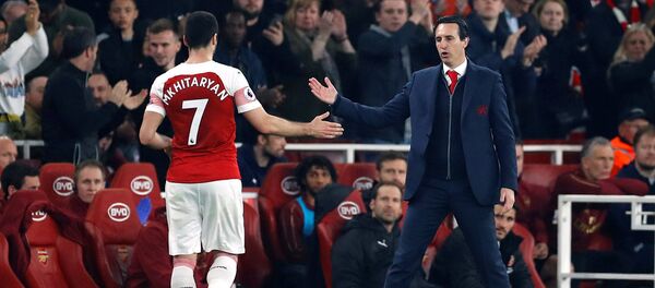 Полузащитник и главный тренер лондонского Арсенала Генрих Мхитарян и Унаи Эмери во время футбольного матча АПЛ между командами Арсенал и Борнмут (27 февраля 2019). Лондон - Sputnik Армения