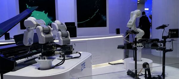 Робот играет на рояле и ударных Робот играет на рояле и ударных - Sputnik Армения