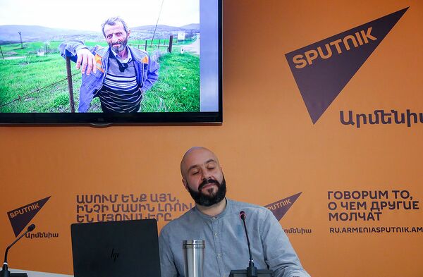 Саакашвили в панталонах и ягненок после бомбы: как медиа искать правду, не изменяя себе Саакашвили в панталонах и ягненок после бомбы: как медиа искать правду, не изменяя себе - Sputnik Армения