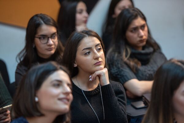 Саакашвили в панталонах и ягненок после бомбы: как медиа искать правду, не изменяя себе Саакашвили в панталонах и ягненок после бомбы: как медиа искать правду, не изменяя себе - Sputnik Армения