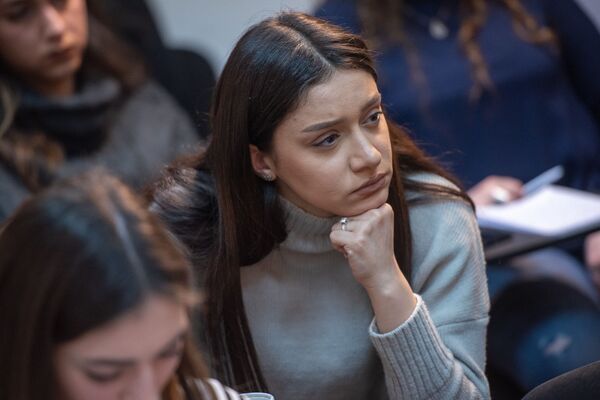 Саакашвили в панталонах и ягненок после бомбы: как медиа искать правду, не изменяя себе Саакашвили в панталонах и ягненок после бомбы: как медиа искать правду, не изменяя себе - Sputnik Армения