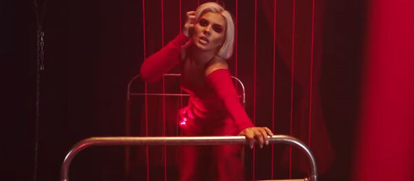 Кадр из клипа Shena У разбитого тебя - Sputnik Արմենիա