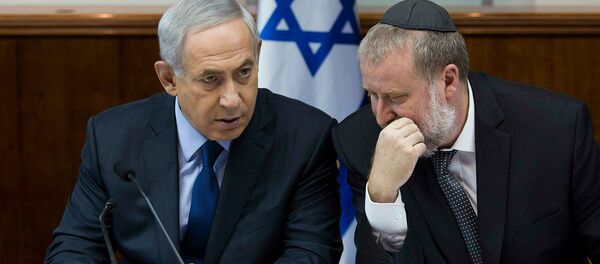 Беседа премьер-министра Израиля Биньямина Нетаньяху, с секретарем кабинета министров Авичаем Мандельблитом во время очередного заседания кабинета (8 ноября 2015). Иерусалим - Sputnik Армения