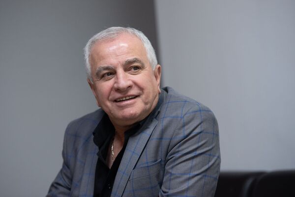 Любить Ереван до дрожи: Ашот Казарян о том, как троллит жену и абсолютно армянском юморе - Sputnik Армения