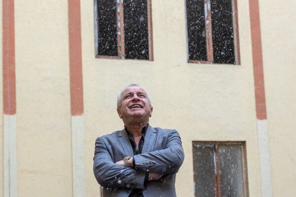 Любить Ереван до дрожи: Ашот Казарян о том, как троллит жену и абсолютно армянском юморе - Sputnik Армения