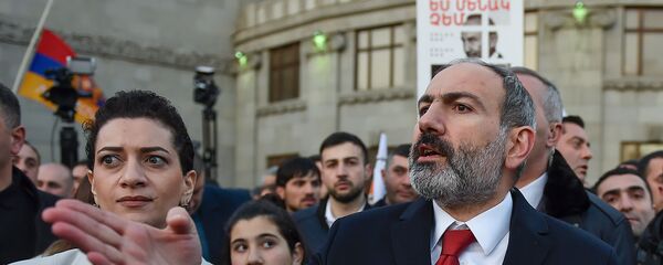 Премьер-министр Никол Пашинян с семьей перед началом шествия в память о жертвах событий 1 марта 2008 года (1 марта 2019). Еревaн - Sputnik Արմենիա