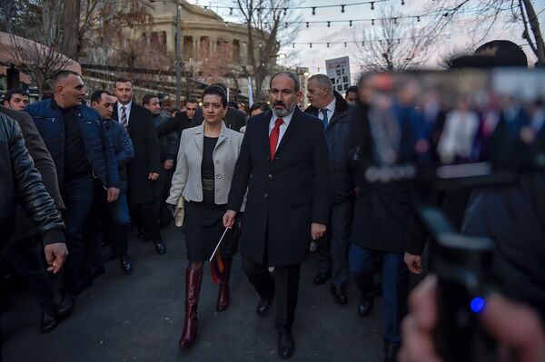 Вечер первого марта Пашинян с женой и соратниками провел в кафе - фото - Sputnik Армения