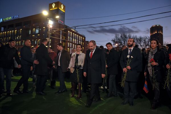 Вечер первого марта Пашинян с женой и соратниками провел в кафе - фото - Sputnik Армения