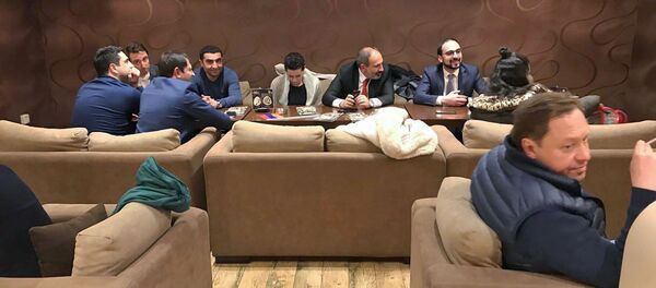 Премьер-министр Никол Пашинян с соратниками в кафе (1 марта 2019). Еревaн Премьер-министр Никол Пашинян с соратниками в кафе (1 марта 2019). Еревaн - Sputnik Արմենիա