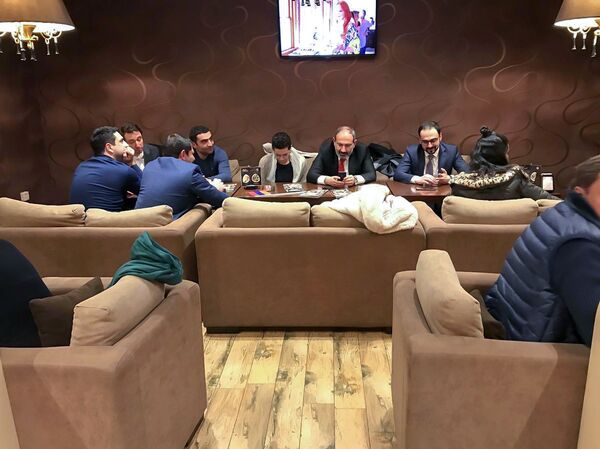 Вечер первого марта Пашинян с женой и соратниками провел в кафе - фото - Sputnik Армения