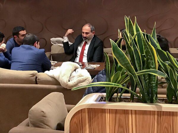 Вечер первого марта Пашинян с женой и соратниками провел в кафе - фото - Sputnik Армения