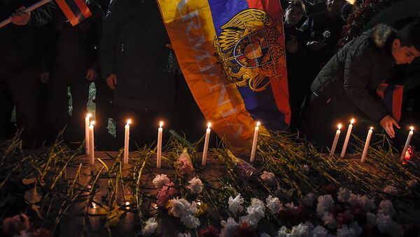 Граждане возлагают цветы и зажигают свечи в память о жертвах событий 1 марта 2008 года (1 марта 2019). Еревaн - Sputnik Армения