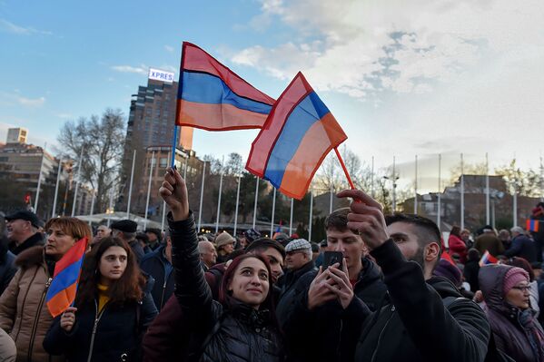 Մարդիկ Ազատության հրապարակում 2008թ-ի մարտի 1-ի իրադարձությունների զոհերի մասին հիշատակի երթից առաջ - Sputnik Արմենիա