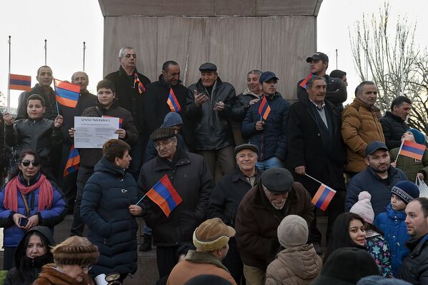 Մարդիկ Ազատության հրապարակում 2008թ-ի մարտի 1-ի իրադարձությունների զոհերի մասին հիշատակի երթից առաջ - Sputnik Արմենիա
