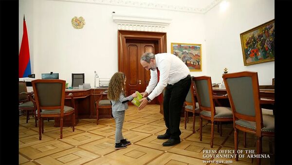 4-летняя Мари Саакян погостила у премьер-министра Никола Пашиняна - Sputnik Արմենիա