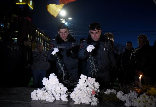 Քաղաքացիները ծաղիկներ են դնում և մոմեր վառում 2008թ-ի մարտի 1-ի դեպքերի զոհերի հիշատակին - Sputnik Արմենիա