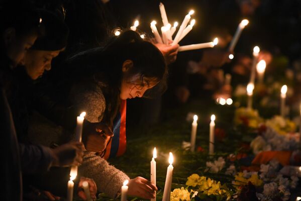 Քաղաքացիները ծաղիկներ են դնում և մոմեր վառում 2008թ-ի մարտի 1-ի դեպքերի զոհերի հիշատակին - Sputnik Արմենիա