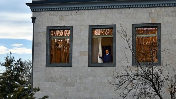 Президент Армен Саркисян смотрит из окна резиденции на проспекте Маштоца (2 марта 2019). Еревaн - Sputnik Արմենիա
