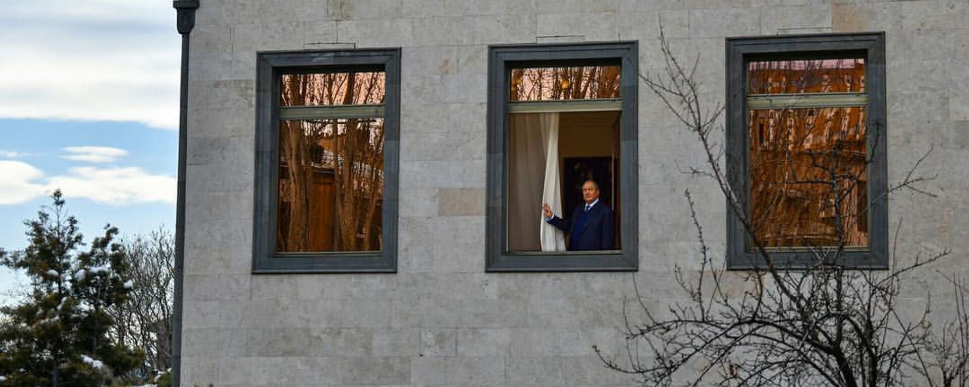 Президент Армен Саркисян смотрит из окна резиденции на проспекте Маштоца (2 марта 2019). Еревaн - Sputnik Армения, 1920, 23.01.2022