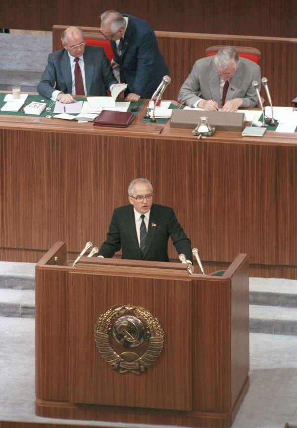 Скончался лидер советской Армении Сурен Арутюнян Скончался лидер советской Армении Сурен Арутюнян - Sputnik Армения