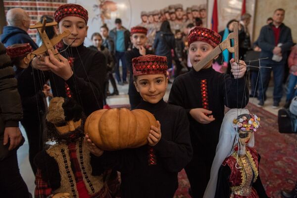 Երևանում Բարեկենդան է` ուրախ դիմակահանդես. լուսանկարներ Երևանում Բարեկենդան է` ուրախ դիմակահանդես. լուսանկարներ - Sputnik Արմենիա