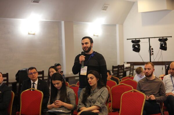 Молодежь понимает важность медиа в деле формирования гражданского сознания — Писаренко Молодежь понимает важность медиа в деле формирования гражданского сознания — Писаренко - Sputnik Армения