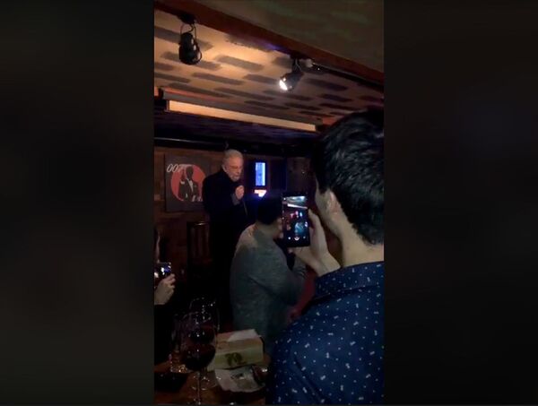 Поклонники праздновали юбилей Месчяна в одном из пабов Еревана — их ждал сюрприз Поклонники праздновали юбилей Месчяна в одном из пабов Еревана — их ждал сюрприз - Sputnik Армения