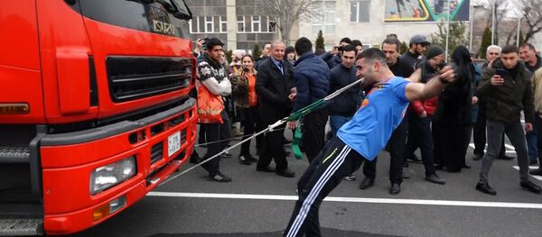 Յուրի Սաքունցը ատամներով 25 տ հրշեջ մեքենա քաշեց Յուրի Սաքունցը ատամներով 25 տ հրշեջ մեքենա քաշեց - Sputnik Արմենիա