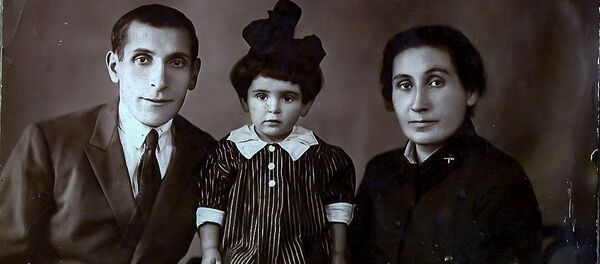 Корюн Коркотян, Мария Абулова с дочерью Элеонорой Коркртян - Sputnik Արմենիա