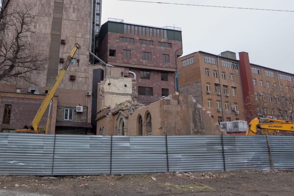 Երևանում նախարարության նախկին շենքի ապամոնտաժումը - Sputnik Արմենիա