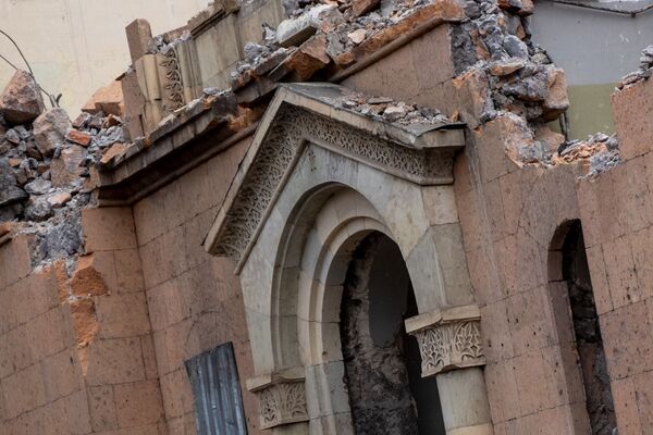 Ладно, мэр не понимает, но о чем думает Месчян?! Эксперты о разрушении старого здания Ладно, мэр не понимает, но о чем думает Месчян?! Эксперты о разрушении старого здания - Sputnik Армения