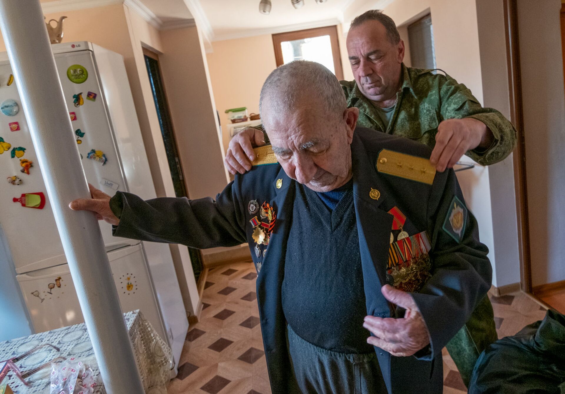 Ветеран Великой Отечественной войны и пограничных войск, старший прапорщик Сергей Оганесян с сыном Ашотом, Мегри Ветеран Великой Отечественной войны и пограничных войск, старший прапорщик Сергей Оганесян с сыном Ашотом, Мегри - Sputnik Армения, 1920, 06.06.2025