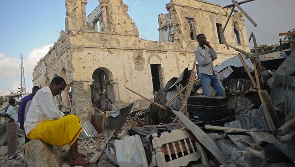 Жители Сомали на месте взрыва автомобиля-смертника перед отелем Doorbin (24 февраля 2018). Могадишо - Sputnik Армения