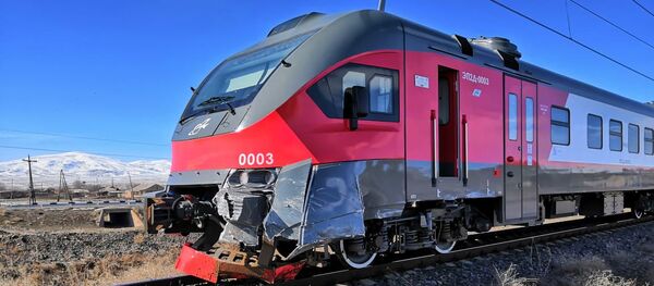 Столкнувшийся с автомобилем электропоезд ЮКЖД - Sputnik Армения