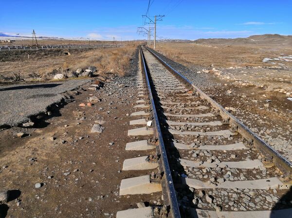 Не реагировал на сигналы: ЮКЖД пояснил столкновение электропоезда с машиной в Армении - Sputnik Армения